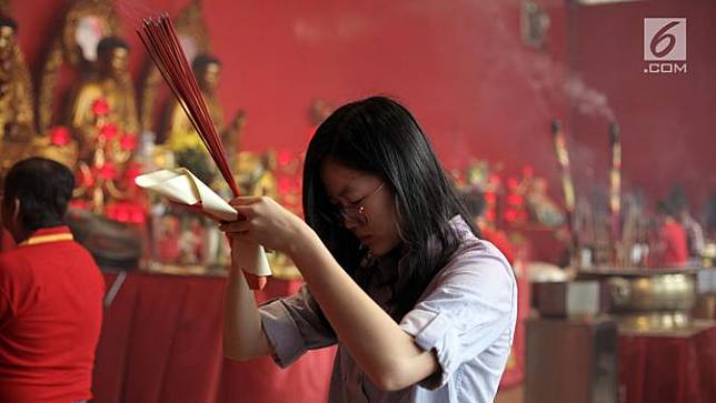 Sembahyang Imlek di Vihara Dharma Bakti