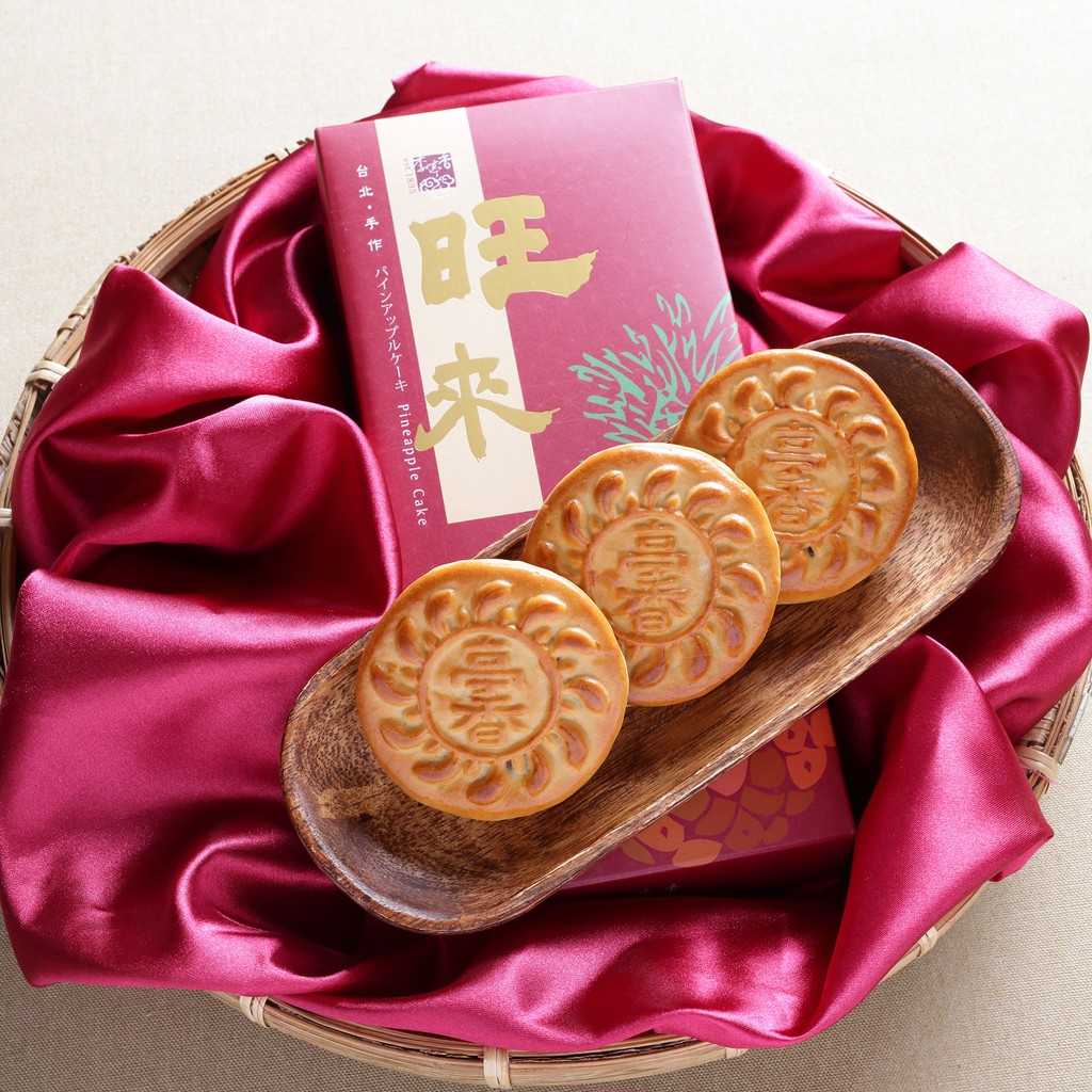 以當季水果3~4種熬煮的特製糖漿、麵粉和雞蛋等調製的和生餅皮，外表金黃焦香，口感濃郁，內餡搭配鳳梨餡後呈現與台式鳳梨酥不同韻味，格外香甜美味~營養標示:詳圖片葷/素：蛋奶素成份：麵粉、進口奶油、鳳梨餡