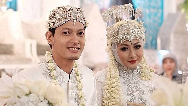 7 Pasangan Artis Indonesia yang Menikah Tanpa Pacaran Dulu 