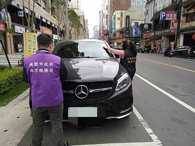 欠稅4萬元 400萬賓士休旅車被拖吊