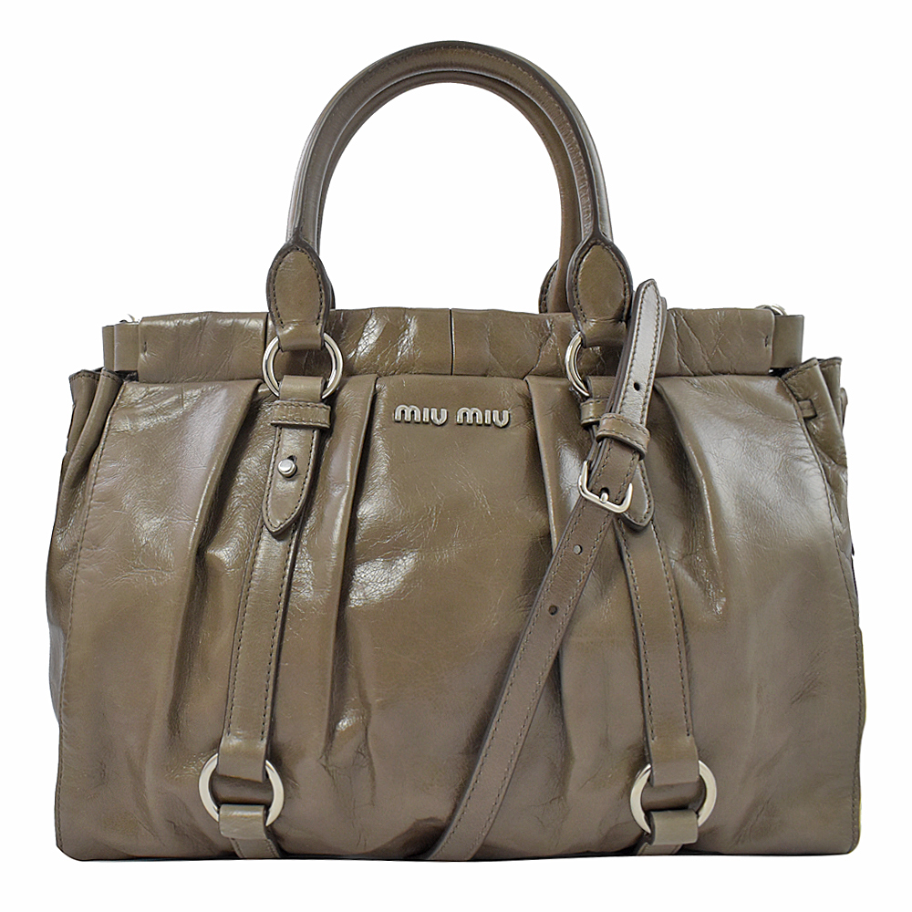 ★MIU MIU獨特皮革觸感★附斜背帶,實用兩用包★俐落簡約的造型★現代都會簡約高雅設計款★精品配件讓時尚氛圍隨處可見