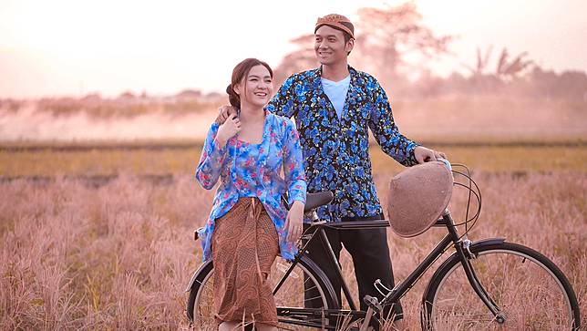 5 Potret Sederhana Momen Prewedding Vicky Shu di Tengah Sawah