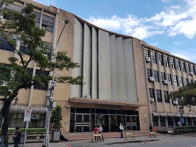 月薪卅四萬五千元的為陳姓女副總，因徵人與公司爭執，提起確認雇傭關係存在訴訟敗訴。