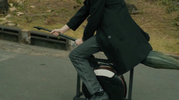 電動獨輪車變身飛天掃帚