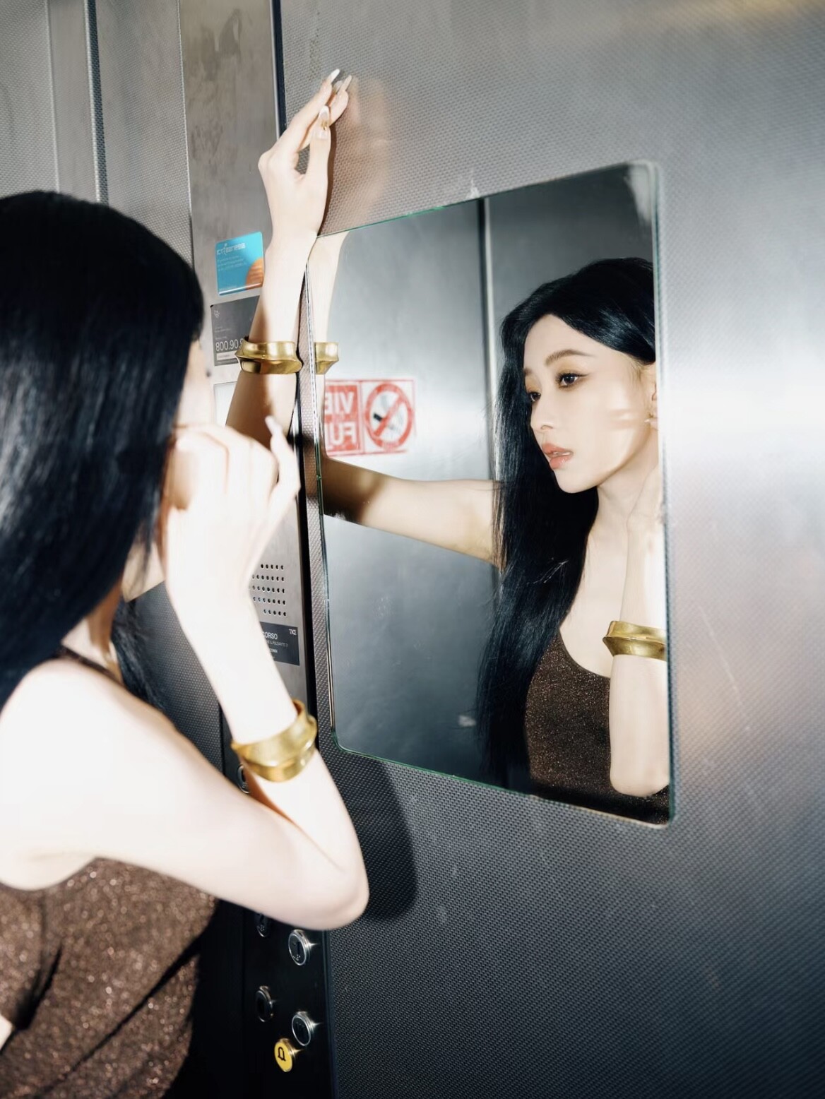 米蘭時裝週上的大陸女星：趙露思Versace展現雙重魅力、張柏芝現身Tomford美翻全網！