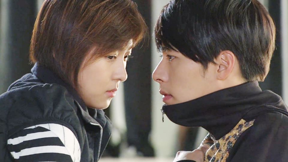 這位總裁甚至還跑去質問吉羅琳，問吉羅琳到底對他做了什麼事，害他每天都想著她；還說和吉蘿琳親吻「玷汙了他嘴唇的價值」，這個總裁真是讓人太受不了了～