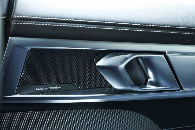 全車配備16支harman/kardon高傳真喇叭，猶如置身音樂廳。（圖／王永泰攝）