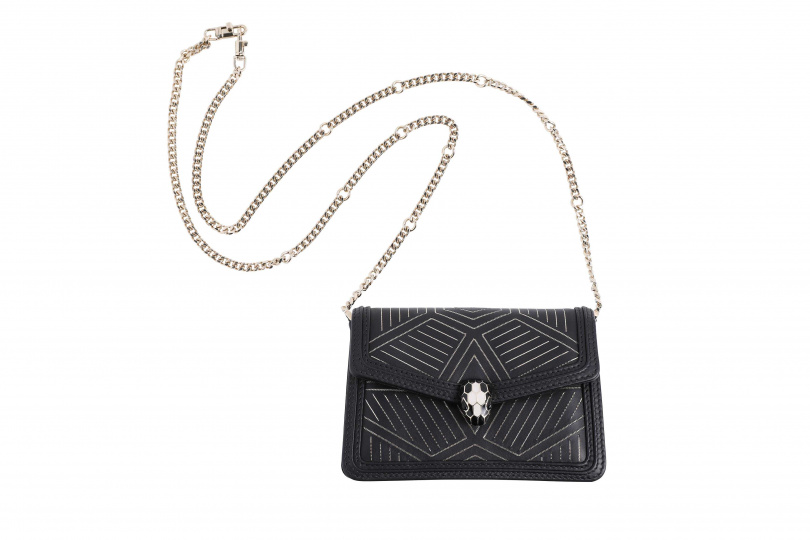 BVLGARI Serpenti Diamond Blast 迷你黑色鑲嵌金屬小牛皮肩背包／79,900元。（圖／戴世平攝）