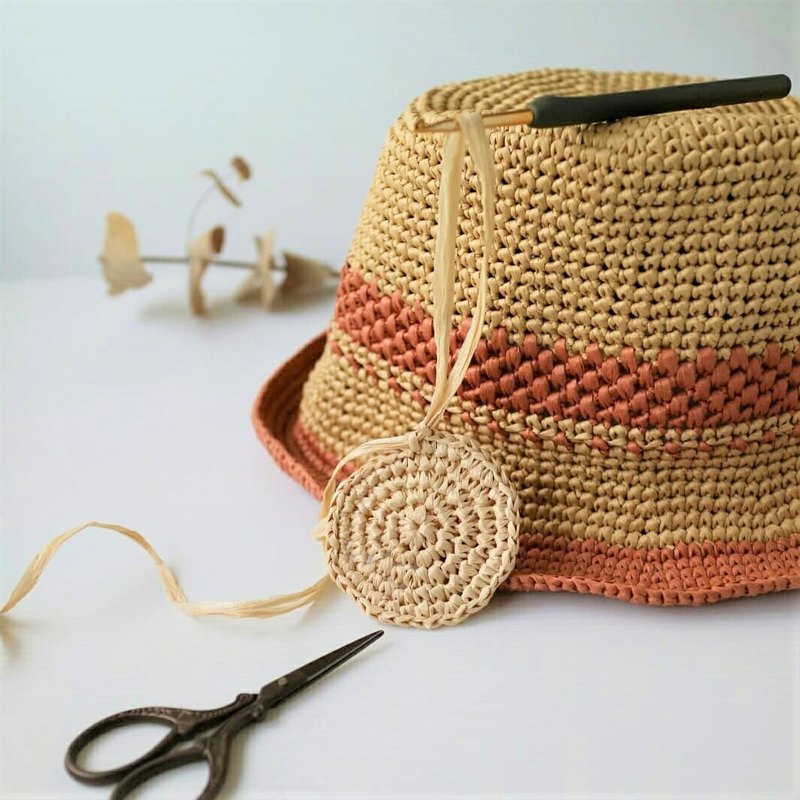 一系列手工勾針編織草帽包包桌墊等生活用品課程，用您的雙手一針一線勾織出專屬於您自己的生活用品，或親手為心愛的家人朋友打造一份專屬獨特的禮物 。 編織也是種療癒過程，讓人享受愉悅又自在的美麗時光。歡迎加