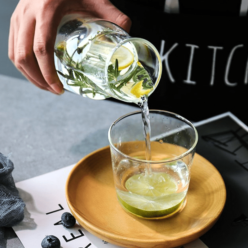 質感無印1+1水壺杯子組，晶透玻璃材質，耐熱防爆。簡單優雅設計，捨去複雜與花俏，回歸基礎，洗鍊線條更顯舒適愜意，品嚐美好就是這麼簡單。