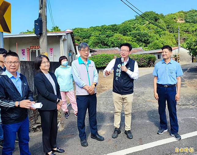 台南立委第2選區尋求連霸的民進黨候選人郭國文，以任內努力的政績，爭取鄉親支持。(記者吳俊鋒攝)