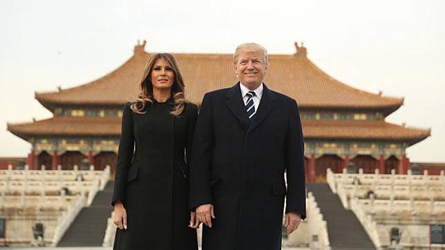 Presiden AS Donald Trump dan istrinya Melania Trump berpose saat mengunjungi Istana Forbidden City, Cina, 8 November 2017. AP Photo/Andrew Harnik 