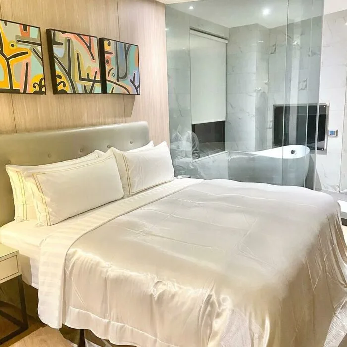 精緻、質感超好、villa等級的江月行館這間台北汽車旅館，被不少情侶視為必須體驗的頂級台北motel，雖然位於三重，但過個橋就直達北市中心，距離西門紅樓、華西街觀光夜市都不到 5 公里，交通超方便，也是不少外縣市朋友情人旅遊玩台北、找台北汽車旅館休息的首選。這間台北情趣旅館獨立車庫、按摩浴缸當然都有，連浴室地板都貼心加熱，如此舒適的住宿體驗，怎能不推！