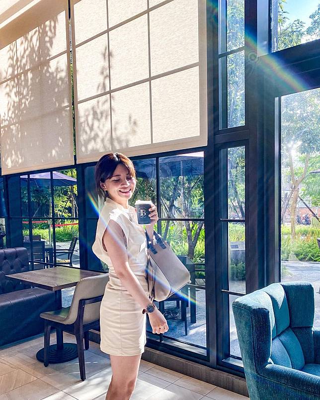 ▲沐浴在陽光下享受輕鬆假期。（圖/IG @celiacweng）