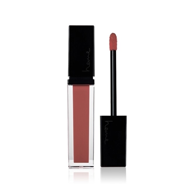 詳細介紹 商品規格 商品簡述 色澤飽和且保濕給予雙唇最溫柔的色彩卻不失滋潤修護效果質地輕盈滑順展現誘人琉璃光澤。 品牌 heme 喜蜜 規格 5.2g 原產地 台灣 深、寬、高 1.7x1.7x12.