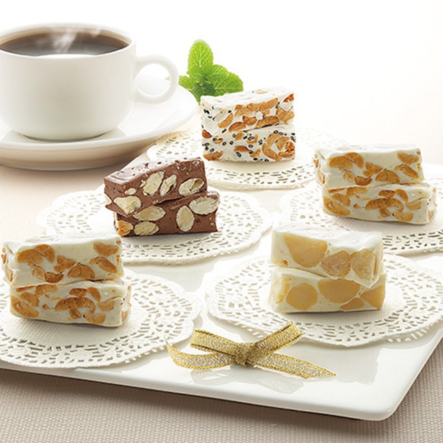 【商品特色】 彩果糖屋裡住著一群，可愛又俏皮的小朋友 有花生帥小子、愛笑的芝麻姐姐、漂漂巧克力小妹及夏威夷果寶寶，小朋友們圍成圈，手牽著手一起跳著...果香圓舞曲 讓您一起分享著...純真愛情的喜悅！