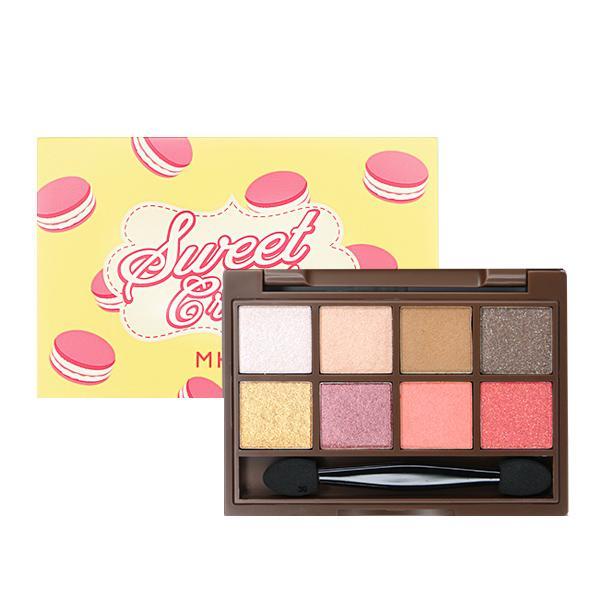 1.8種精選色系，打造千變深邃眼眸。2.半霜質地與細緻光感粒子完美結合、緊密貼合肌膚不飛粉。