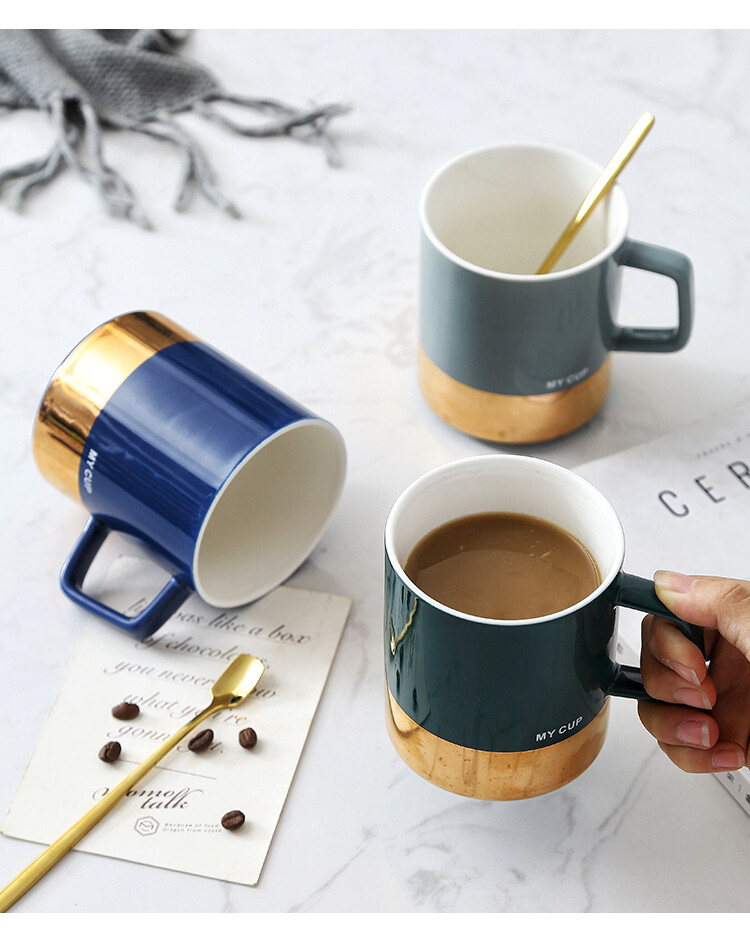 如此華麗的金邊設計 搭配著下午茶的氣氛，提升了質感 一起和姊妹淘享受著浪漫午後時光吧 p.s不可微波/不可烤箱/不可洗碗機/不可烘乾 材質:陶瓷彩釉 容量:450ml 內容:杯子*1+勺子*1