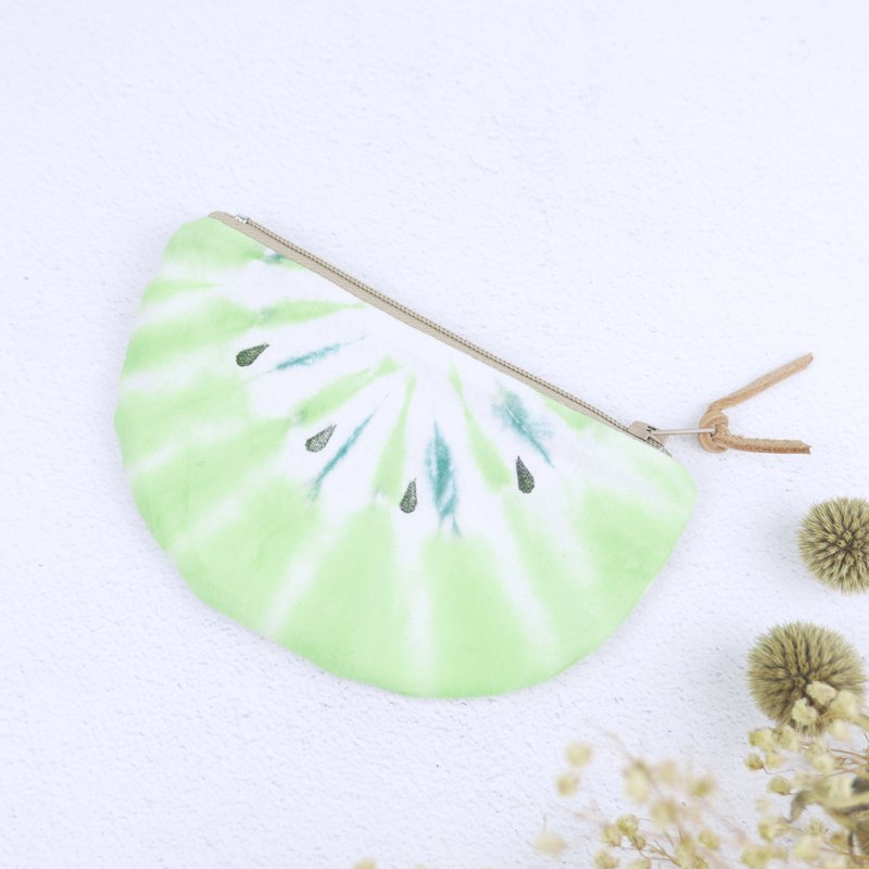 可收納卡片、鈔票、耳機、髮圈...各式隨身小物；半圓形造型可愛，放口袋拿取也方便；設計師手工染製，獨一無二的色彩超亮眼~