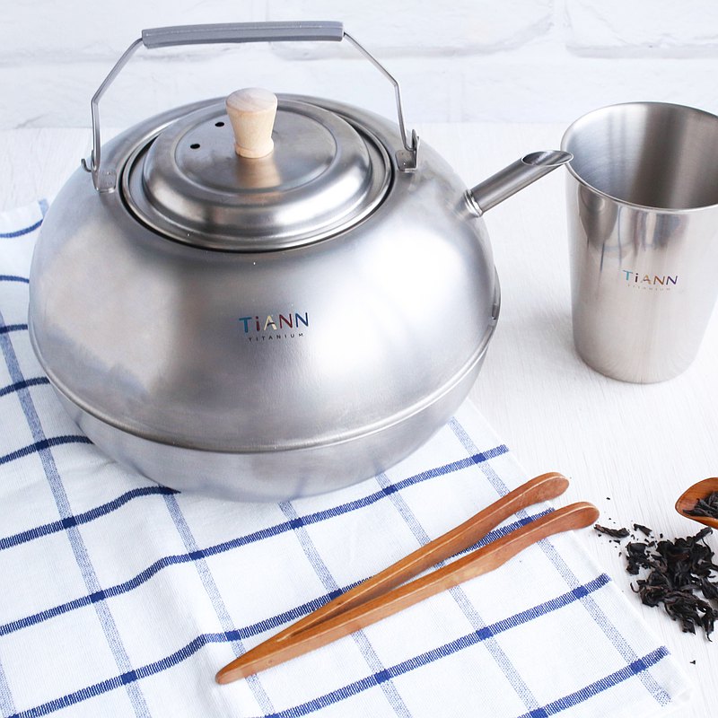 超輕大容量 3000ml 鈦安獨門安全工法 抗菌好洗 雷射高溫自體熔接 無電鍍酸洗除油 鈦壺裝水 口感滑順 飲水更美味 燉煮中藥泡茶咖啡皆可 安全不變質 守護全家健康就從每日飲水開始