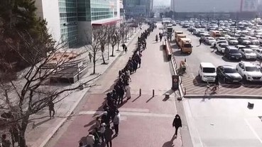 南韓武漢肺炎病例達 977 例、死亡人數 10 人！政府開始禁止口罩出口，民眾搶口罩排隊看不到盡頭
