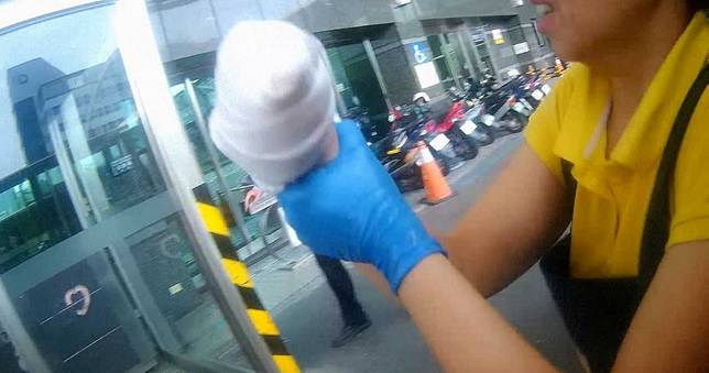 女員工手掌被絞肉機絞碎　老闆驚呆幫挑出「一袋」手指