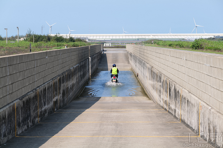 【影音】帶你看國內電動機車最高考驗的 TES 測試 8大「關卡」，除了得爬山、涉水，還要檢驗電磁波？！