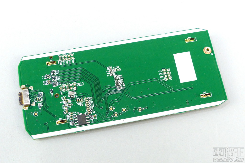 電路板背面較為空曠，除了存放轉接晶片韌體 EEPROM 與震盪器，其餘均為電阻或是電容，金屬接地彈片共安排 4 個。