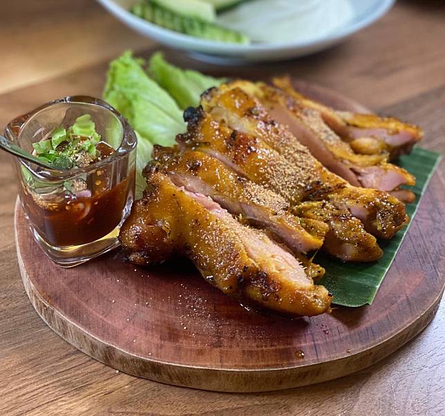 ▲香料烤雞腿噴香多汁，搭配生菜和紫糯米品嘗別有風情。