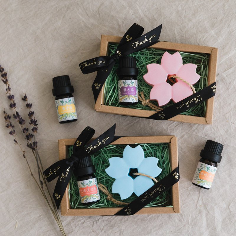 櫻花熱烈、純潔、高尚，在很多人的心目中是美麗、漂亮和浪漫的象徵。 滴入適量的精油或香水，作室內香氛擺飾，可重複使用，既環保又提升生活品質。