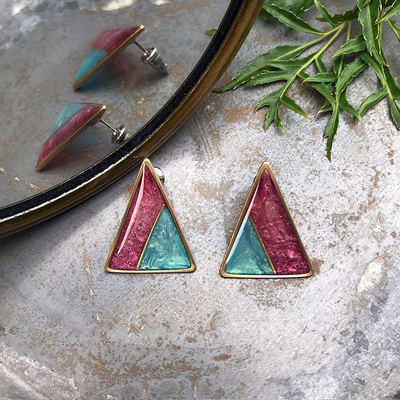 每一對耳環都是我們獨特的畫作 讓高彩透光及飽和色調同時在你身上呈現。 在一般光線下就像染色的寶石，在陽光下又像清澈透光的水晶