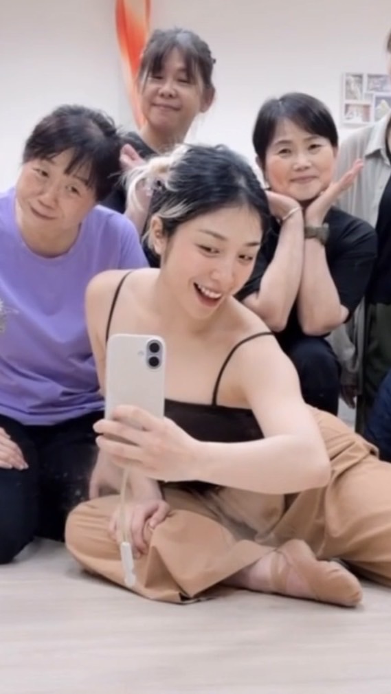 週三左手指月