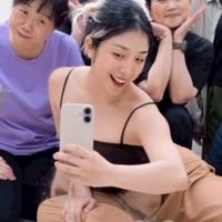 週三左手指月