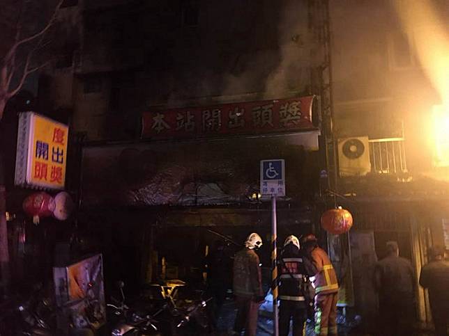 兒子縱火燒家中彩券行 害母親命危送醫( 王揚傑、吳亮賢／新北報導)
