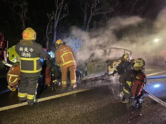 Bmw國道警車凌晨火燒車駕駛 開到一半車身突然抖動 中時新聞網 Line Today