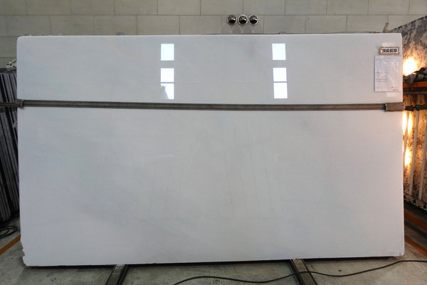 銀狐大理石-八里聯利石材，大理石材推薦，翡翠、瑞士白大理石，白色系大理石，電視牆、玄關、浴室、檯面適用大理石，有礦山自產自銷的大理石材廠推薦