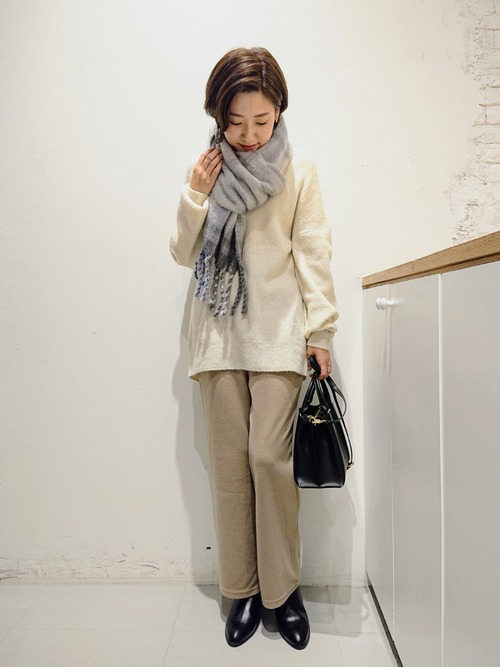 米色系穿搭＋黑色皮革配件＋厚重圍巾