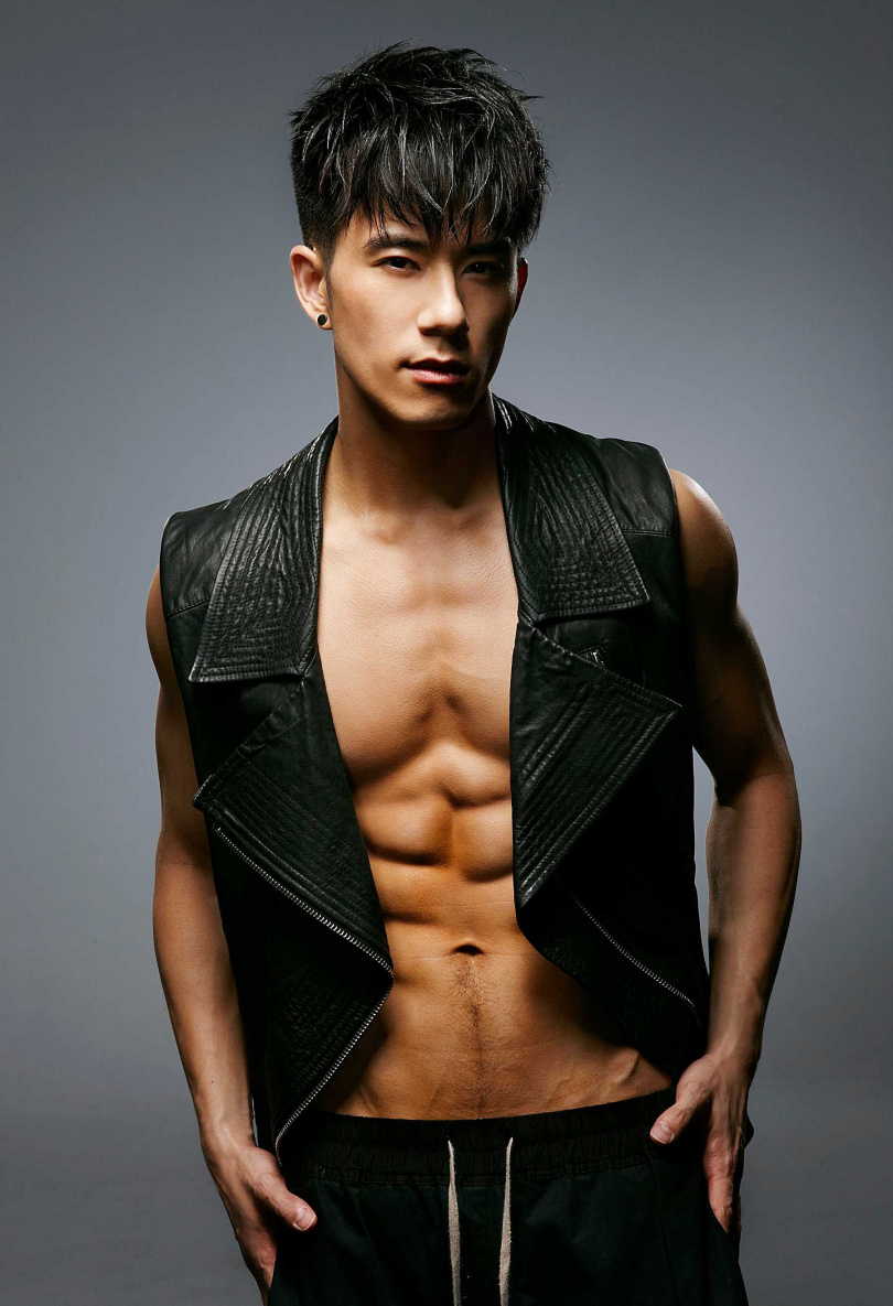 JR怕吵到老婆和女兒，還會跑到地下室躲在車上練習發聲。（圖／索尼音樂提供）