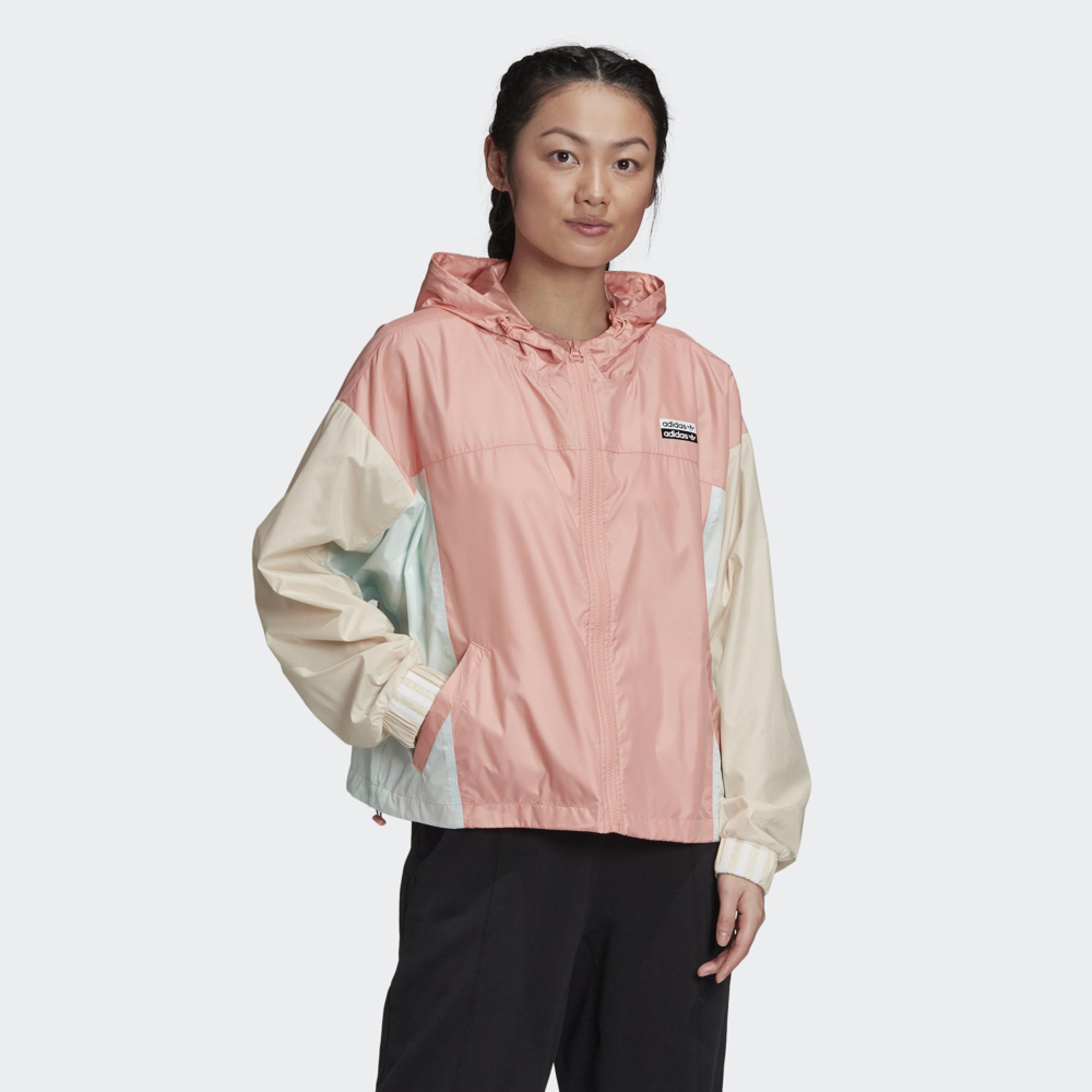 散發濃厚復古氣息的現代外套