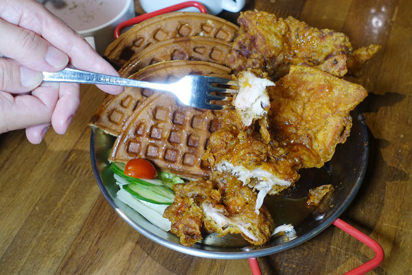 新竹東區竹科人及交大學生聚餐約會美式餐廳，LALA Kitchen新美式餐廳新竹科園店，餐點份量多楓糖鬆餅炸雞超好吃(含LALA Kitchen菜單) 