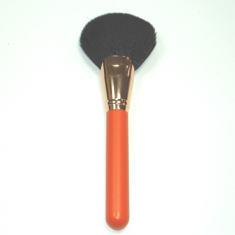 使用不同直徑尺寸的高科技纖維毛混合製成的刷具，可以輕易的沾取和塗抹粉末。圓形、完整的扇形輕輕掃過臉部，即可順利輕巧地塗抹粉末，達到最佳妝容。產地：台灣貨源：公司貨材質：高科技纖維毛規格：1支注意事項 