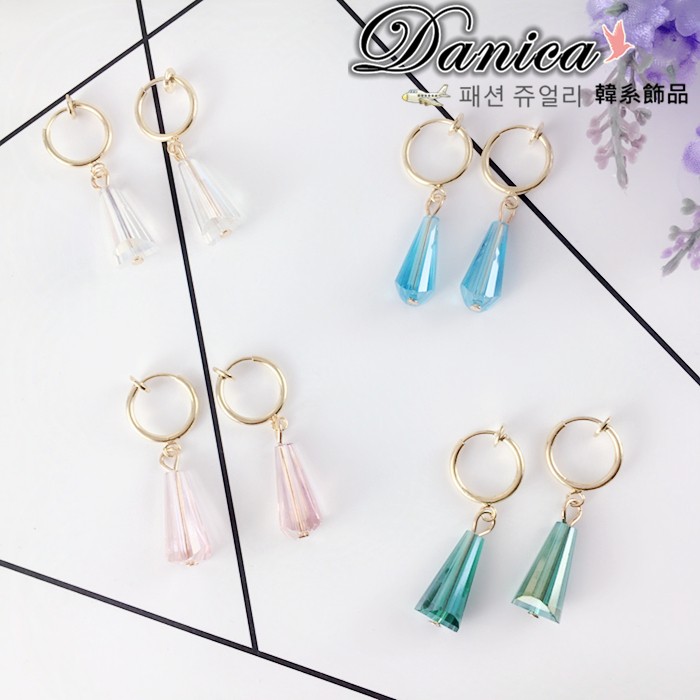 款 式 顏 色1號彩白2號天藍3號粉彩4號綠色5號黑色6號紫彩夾式耳環館主不藏私推薦時尚百搭閃亮款商 品 尺 寸3.5*0.8CM 材 質 說明 合金+奧地利仿水晶圓形彈簧夾式耳環訂單(不包含運費)低