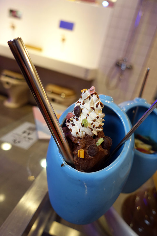 士林打卡餐廳-便所歡樂主題餐廳，士林網美下午茶餐廳，有廚師現點現做好吃餐點，價錢不貴好拍好玩，適合聚會、包場的士林ig打卡餐廳