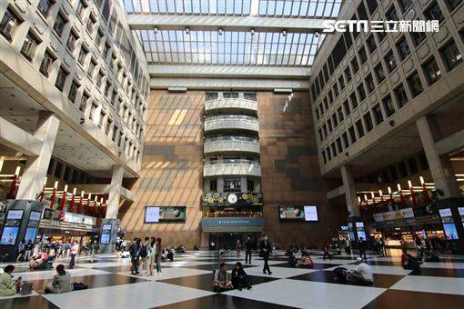 台北車站大廳禁坐惹議　林佳龍回應了