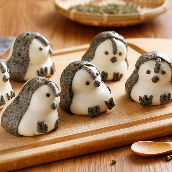 麵粉、糖、綠豆、棕櫚油、沙拉油、酵母、食鹽、黃豆粉、黑芝麻重量：60g*10粒/包，共三包製造日期：見包裝標示保存期限：-18°C以下冷凍可保存一年保存方法：冷凍保存調理方式：電鍋蒸10-15分鐘，或