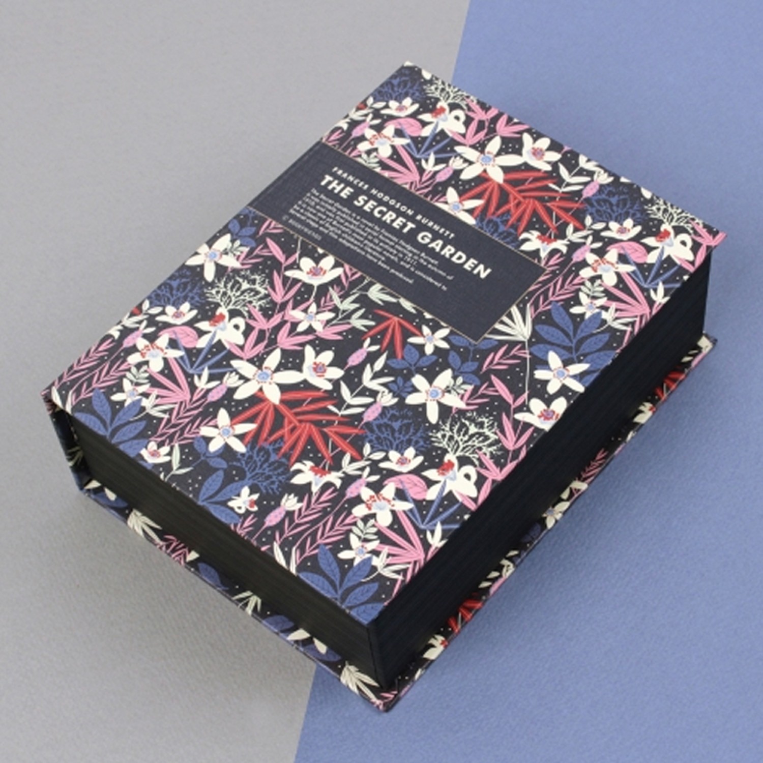 正韓製造｜韓系質感居家擺飾。世界名著文本主題設計。手繪溫暖風更添溫馨感。文青路線居家佈置必備;韓系簡約質感居家擺飾｜世界名著文本設計，讓整個家變得氣質文青～手繪感溫暖畫風，居家擺飾也能增添許多溫馨感！