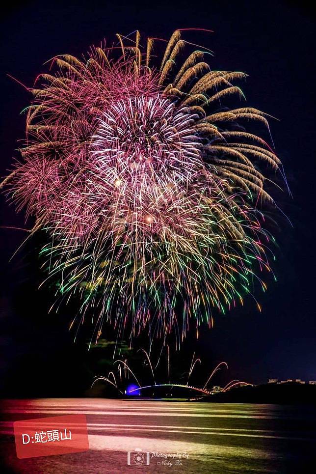  蛇頭山位於澎湖的南環最尾端，和馬公市區隔海相望，從風櫃蛇頭山則可以看到煙火在海平面上施放，展現另一種角度的煙火美景。（圖片提供/澎湖縣政府）