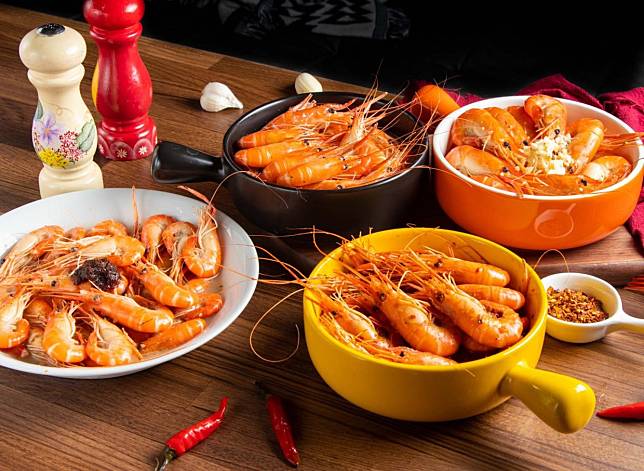 ▲滿滿一桌蝦，吃到痛風也甘願了！（圖/奧丁丁市集）