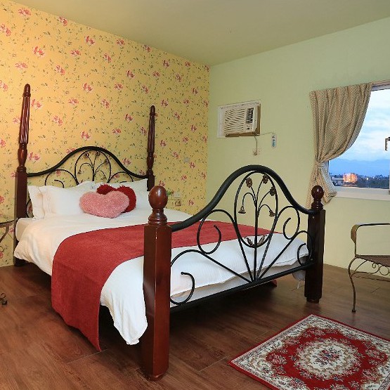 宜蘭光與影提供你體驗不一樣民宿、享受當地食材手做早餐與自然生態花園也提供客製手打皂教學、萬用防蚊精油教學、身體乳教學 、碟古巴特拼貼、木器彩繪、軟陶書籤、鑰匙圈、髮夾DIY、印度按摩、香拓熱石SPA、