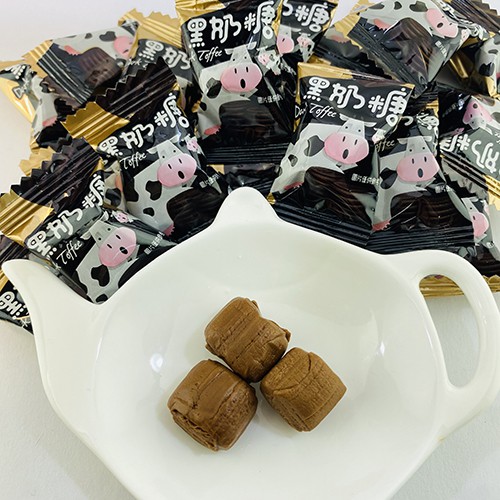 ✅成分：葡萄糖漿、白砂糖、全脂奶粉、可可粉、奶油、鹽、大豆卵磷脂、明膠、香料✅營養標示：每100公克熱量 456大卡蛋白質 11公克脂肪 15公克 飽和脂肪 2公克 反式脂肪 0公克碳水化合物 69.